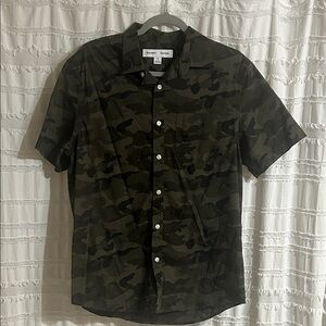 Old Navy Men's Green Camouflage Button Down Shirt